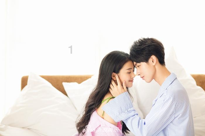 原创40岁杨怡官宣产女，一家三口合照公开，罗仲谦留起胡须大变样