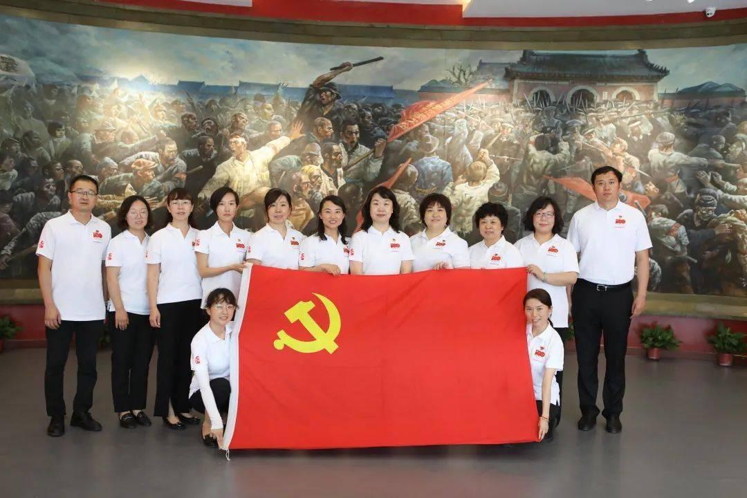 逃离古老的乡村房子