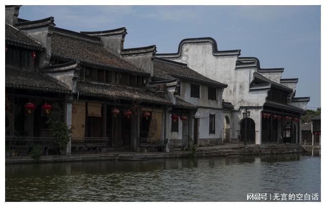 哈士奇被捕鼠器给咬住了，宠友请消防战士来帮忙，哈士奇各种卖萌